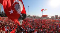 Vallankumousyrityksen vastustajat osoittivat mieltään Taksim-aukiolla Istanbulissa 24. heinäkuuta.