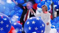 Tim Kaine ja Hillary Clinton Philadelphian puoluekokouksen loppuhuipennuksessa 28. heinäkuuta.
