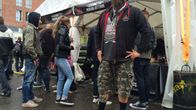 Poppamiehen toimitusjohtaja Marko Suksi seisoo myyntiteltan edessä Tampereen Tullintorilla Chilifest -tapahtumassa.