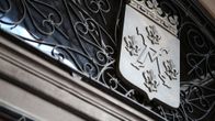 Turun vaakuna kaupungintalon oven yläpuolella.