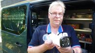 Turva-alan yrittäjä Hannu Heinonen ja valvontakamera.