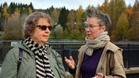 Kirjailija Seija Mustaneva ja valokuvaaja Ia Samoil Kajaanijoen varrella.