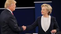 Donald Trump ja Hillary Clinton kättelivät vaaliväittelyn jälkeen St. Louisissa, Missourissa 9. lokakuuta.