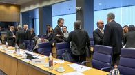 ministerit juttelevat ennen kokouksen alkua