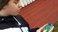 poika puhelin kädessä