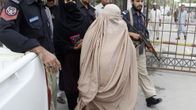 Poliisit saattelevat Sharbat Gulaa Peshawarissa, Pakistanissa, 4. marraskuuta.