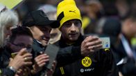 Marco Reus ottaa selfien fanin kanssa.