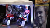 Jarno Saarisen veli Jari Saarinen käy ajamassa veljensä moottoripyörillä näytösajoja.