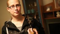 Tia Päivärinta pitää sylissään prahanrottakoira Ricoa.