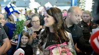 Fanit piirittävät Saara Aaltoa Helsinki-Vantaan lentoasemalla.