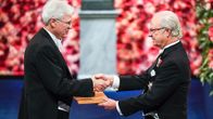 Ruotsin kuningas Kaarle Kustaa XVI luovuttaa talouden Nobel -palkinnon Bengt Holmströmille.