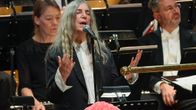 Patti Smith laulaa eläytyen Nobel-juhlassa