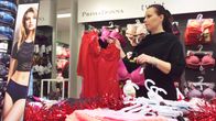 Erikoisliikkeistä kysytään myös uima-asuja ja proteesituotteita läpi vuoden, Hanna-Riikka Sipola kertoo.