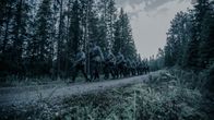Sotilaat marssivat metsätiellä