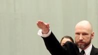 Anders Behring Breivik oikeudenkäynnin ensimmäisenä päivänä 10.1. 2017. Skienin vankilassa kokoontuva hovioikeus käsittelee Breivikin ihmisoikeuksia vankilassa. Kuvassa Breivik nostanut kätensä natsitervehdykseen. Breivikon ajanut päänsä kaljuksi ja kasavattanut parran.
