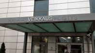 Veikkauksen sisäänkäynti. Nimen "Veikkaus" alta erottuu vielä vanha teksti "Raha-automaattiyhdistys".