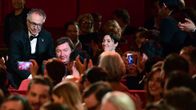 Aki Kaurismäki palkittiin parhaan ohjaajan palkinnolla Hopeisella karhulla elokuvasta 'Toivon tuolla puolen' Berliinin elokuvajuhlilla 18. helmikuuta 2017. 
