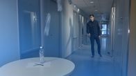 Manipuloitu kuva toimittajasta heittämässä pulloa.