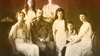 Venäjän keisari Nikolai II perheineen. Edessä vasemmalla Tatjana, Nikolai II, Anastasia, Aleksei ja Olga. Takana vasemmalta Maria Nikolaevna ja Aleksandra Feodorovna. 