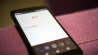 Android-puhelimissa on nykyisin puheenohjaus. Puhelinta voi pyytää soittamaan vaikkapa äidille. Kaikki puheentunnistukselle puhutut jutut päätyvät kuitenkin tallenteina Googlen tietokantaan.