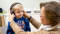 Terveydenhoitaja Rauni Kortesalmi testasi tänään Ison Omenan neuvolassa, että 5-vuotiaan Lari Muhojoen kuul on normaali.