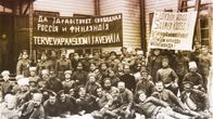 Venäläisiä sotilaita julisteineen kevättalvella 1917 Helsingissä. 