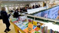 nainen akateemisessa kirjakaupassa