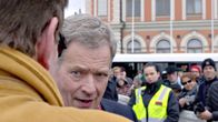 Presidentti Sauli Niinistö tapaa yleisöä Kuopion torilla.