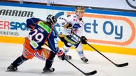 Patrik Laine (vas.) ja Sebastian Aho hurmasivat kevään 2016 pudotuspeleissä.