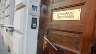 Suojelupoliisin ulko-ovi Helsingissä.