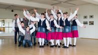 Kansantanssijoita Kaustisen Kalliopaviljongilla.