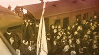 Asessori P. E. Svinhufvud on saapunut Siperian karkotusmatkaltaan Viipurin asemalle maaliskuun lopussa 1917. P. E. Svinhufvud veturin edessä kukat kädessä.