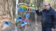 Muisto Laine on tehnyt kesämökilleen tiekyltin