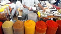 Maustekauppias Mumbaissa, Intiassa.