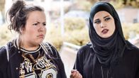 Chris (Ina Svenningdal) & Sana (Iman Meskini) SKAM-sarjassa.