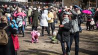 Sadekuurot verottivat selvästi yleisön määrää Vallilan vapputansseissa, mutta sentään muutamat parit ihan konkreettisesti tanssivatkin.