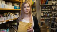 Verkkokauppa Kauneusmaailma.fi:n asiakaspalveluvastaava Marie Muukkonen hoitaa pakettien postituksia.