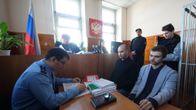 Venäläinen oikeussali, tuomareita, poliisi ja syytetty Ruslan Sokolovski.
