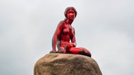 Kööpenhaminan Pieni merenneito punaiseksi värjättynä.
