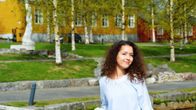 Amanda Rahmani on Kokkolan virallinen kesäturisti, joka markkinoi kaupunkia sosiaalisessa mediassa.