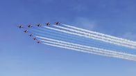 Britannian ilmavoimien RAF:n taitolentoryhmä Red Arrows Kaivopuiston lentonäytöksessä.
