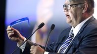 Timo Soini pitämässä puhetta puoluekokouksessa Jyväskylässä lauantaina.
