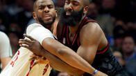 Chris Paul (vas.) siirtyy James Hardenin (oik.) pelikaveriksi Houstoniin.