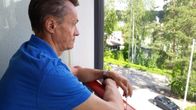 Hannu Haimi katsoo parvekkeelta pihalle