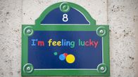 Kyltissä on  numero 8 ja Googlen hakukoneesta tunnettu teksti: "I'm feeling lucky."