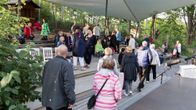 Yleisöä menossa Järvenpään kesäteatteriin.
