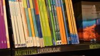 Käytettyjä lukiokirjoja kirjakaupan hyllyssä.