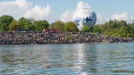 Ihmisiä ja Suomi100-kuumailmapallo Helsingin kaivopuiston rannassa.