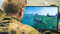 Varusmies pelaa virtuaalikoulutusympäristössä.