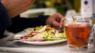 Opiskelija syö lounasta yliopiston ravintolassa.